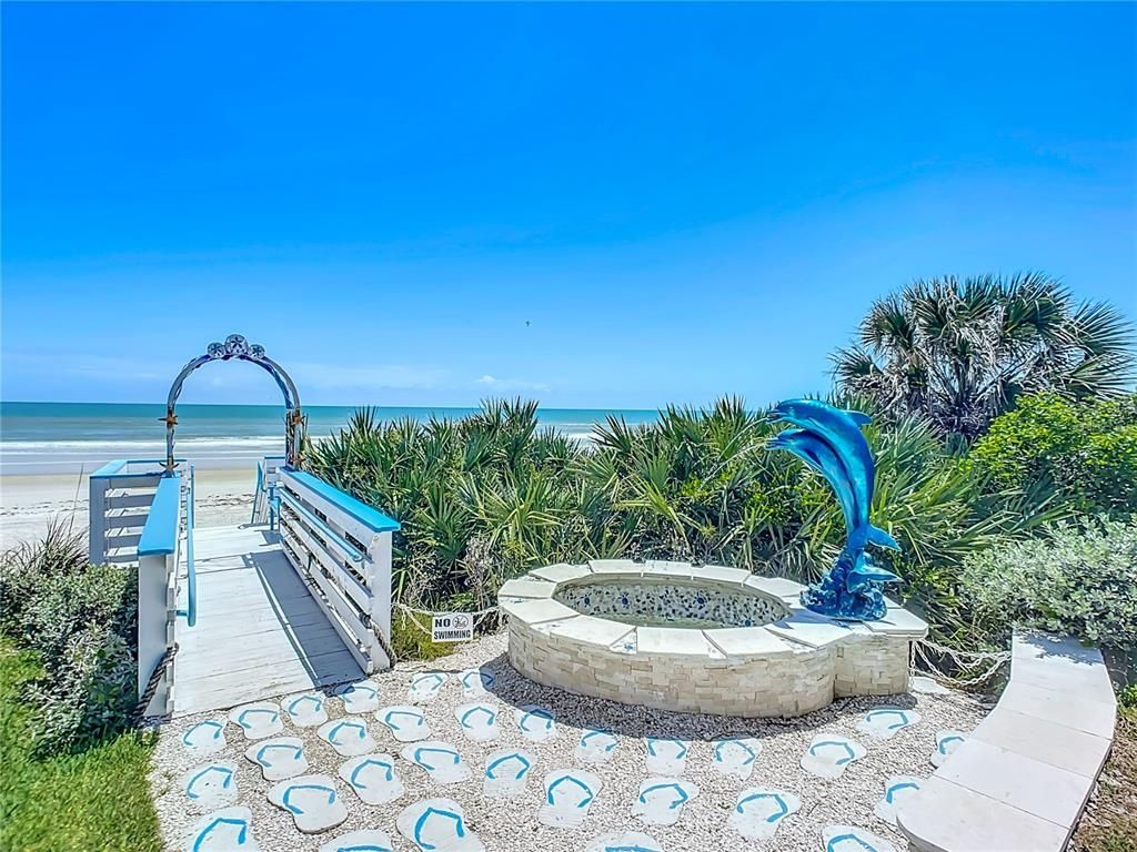 Exterior, Pool, Water