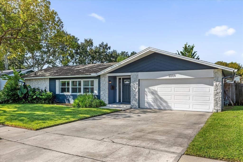 Attached, Exterior, Facade, Ranch