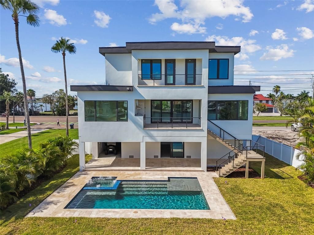 Exterior, Facade, Pool, Modern