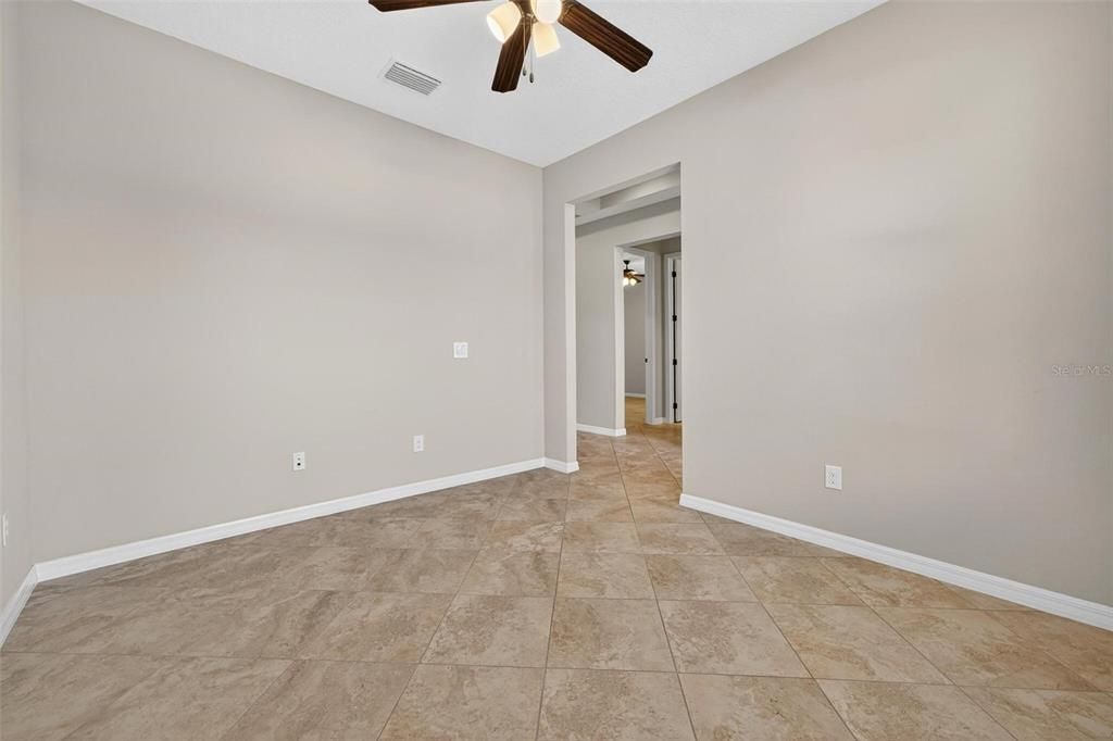 Empty room, Interior