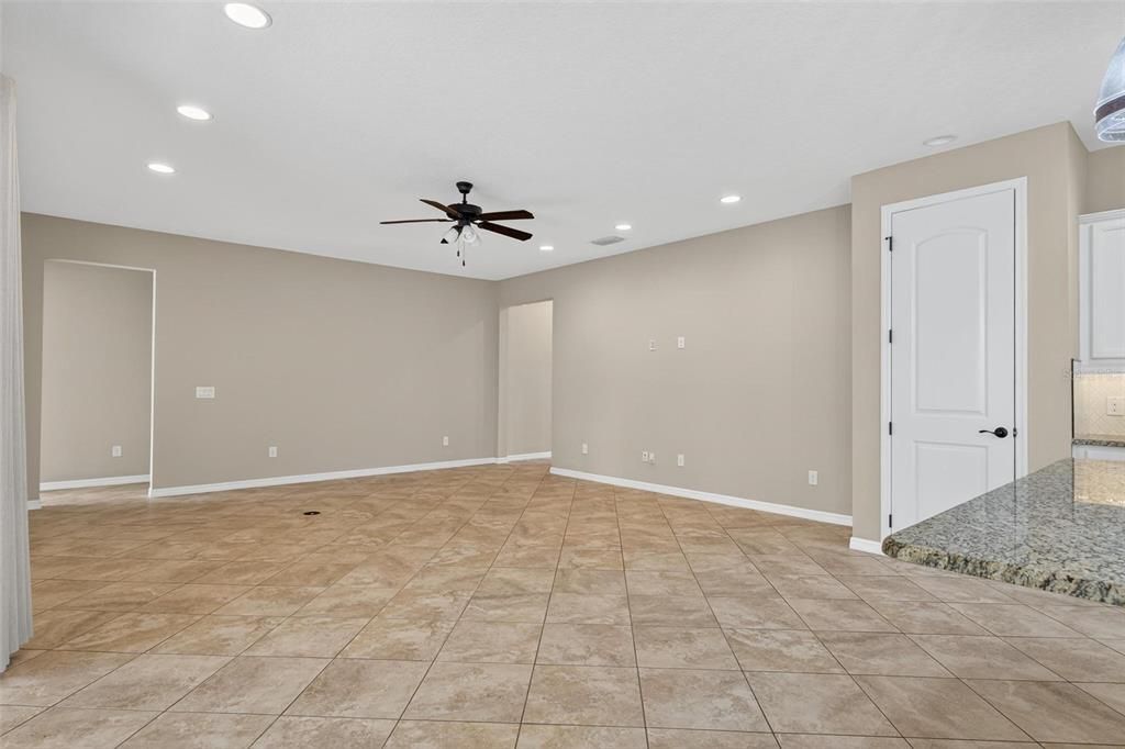 Empty room, Interior, Recessed Lighting