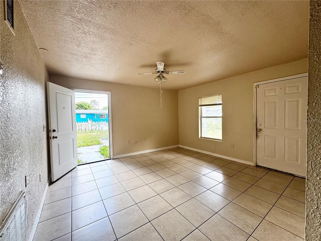 Empty room, Interior