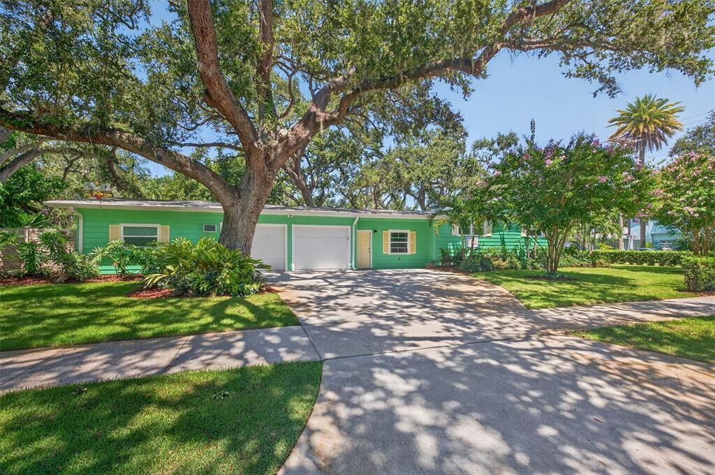 Exterior, Facade, Ranch