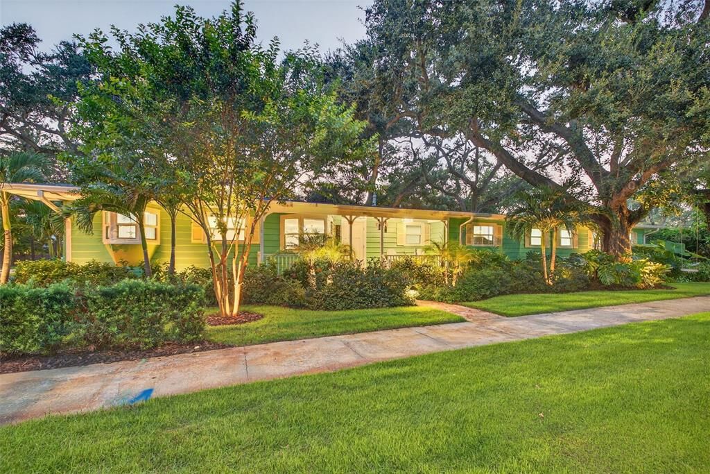 Exterior, Facade, Ranch