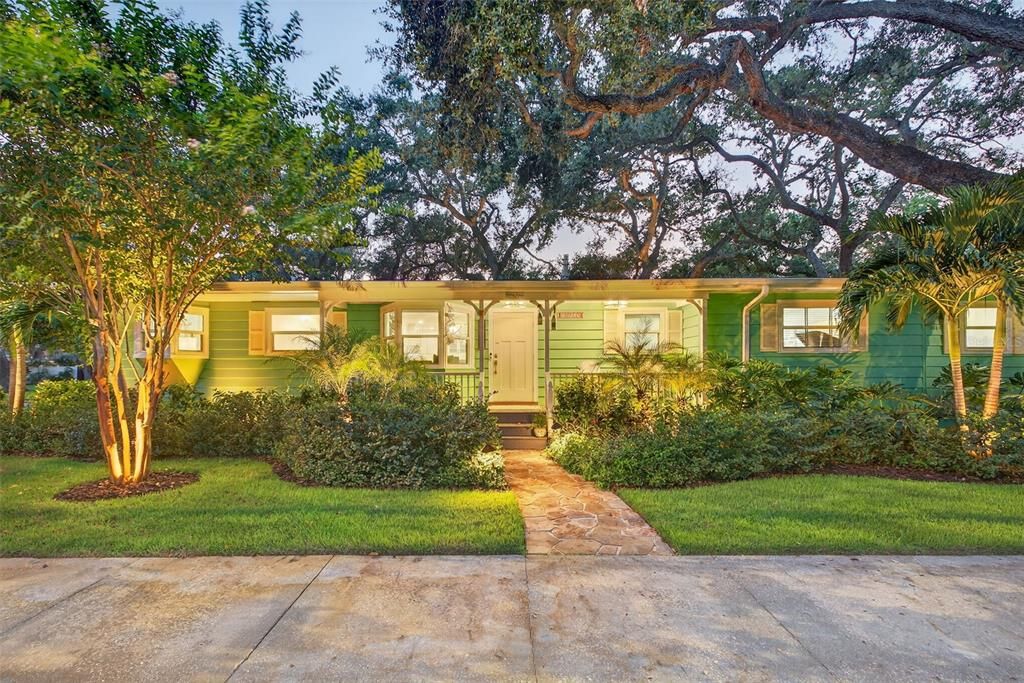 Backyard, Exterior, Facade, Ranch