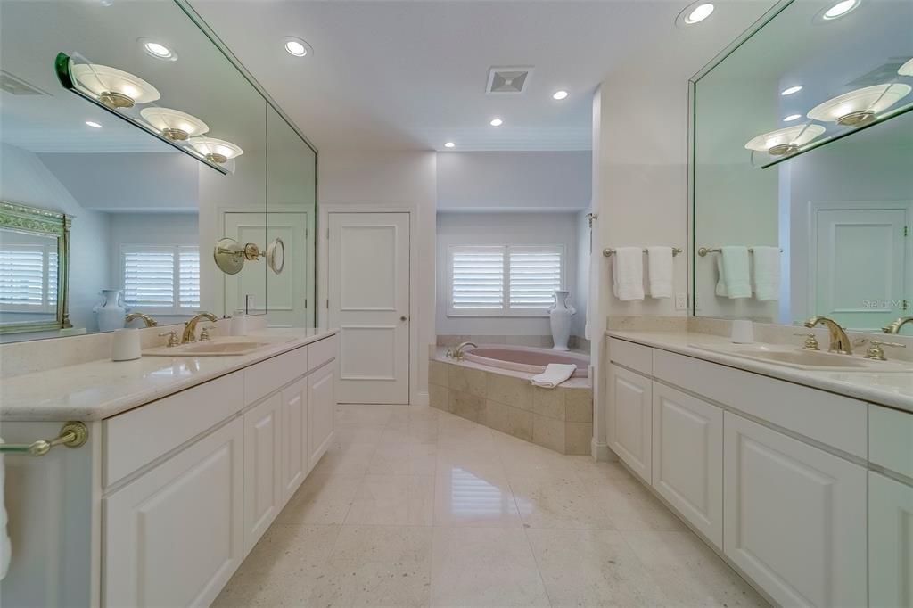 Bathroom, Dual Sink Vanities, Interior, Recessed Lighting