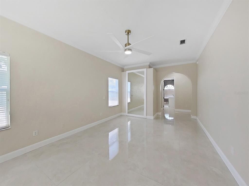 Empty room, Interior