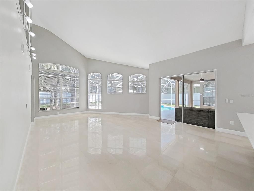 Empty room, Interior