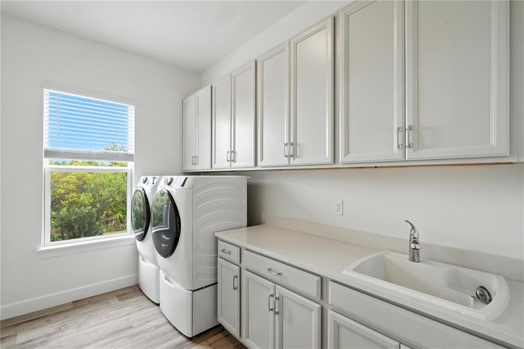 Interior, Washer, Wood Texture Flooring
