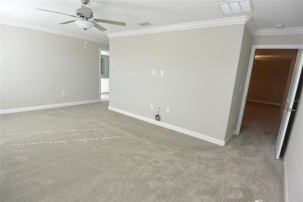Empty room, Interior
