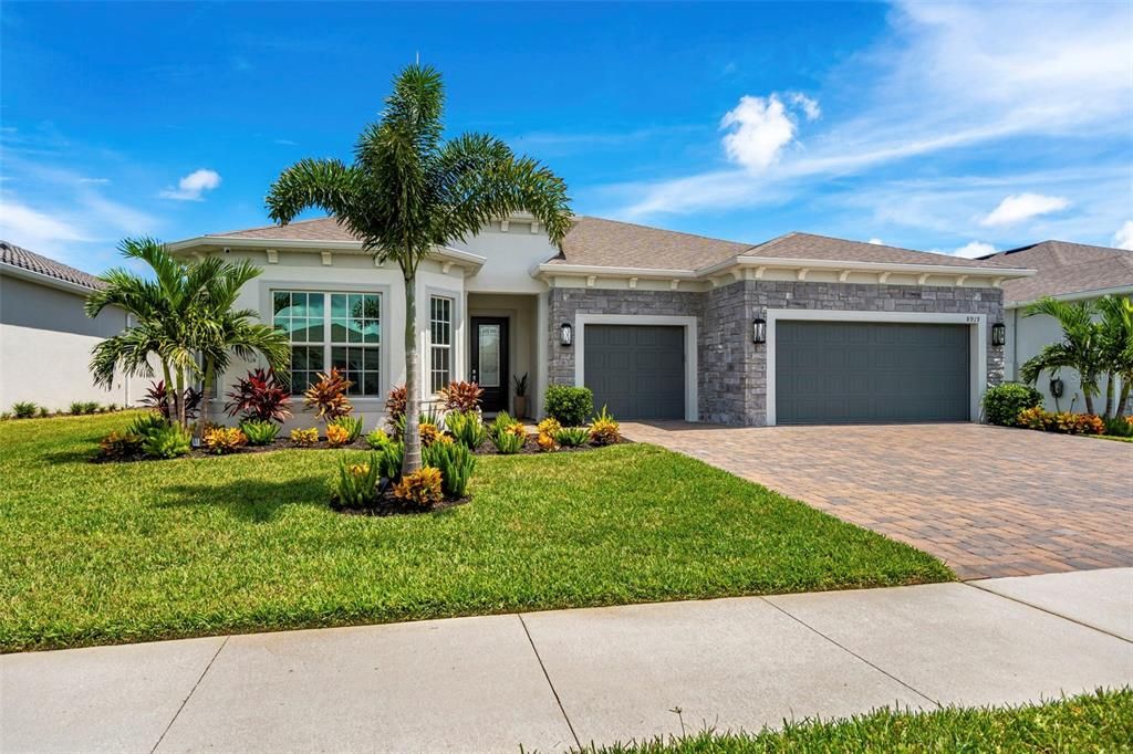 Attached, Exterior, Facade, Ranch