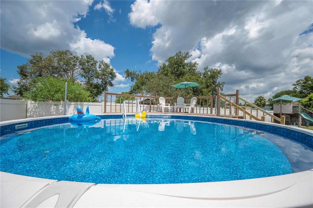 Exterior, Playground, Pool