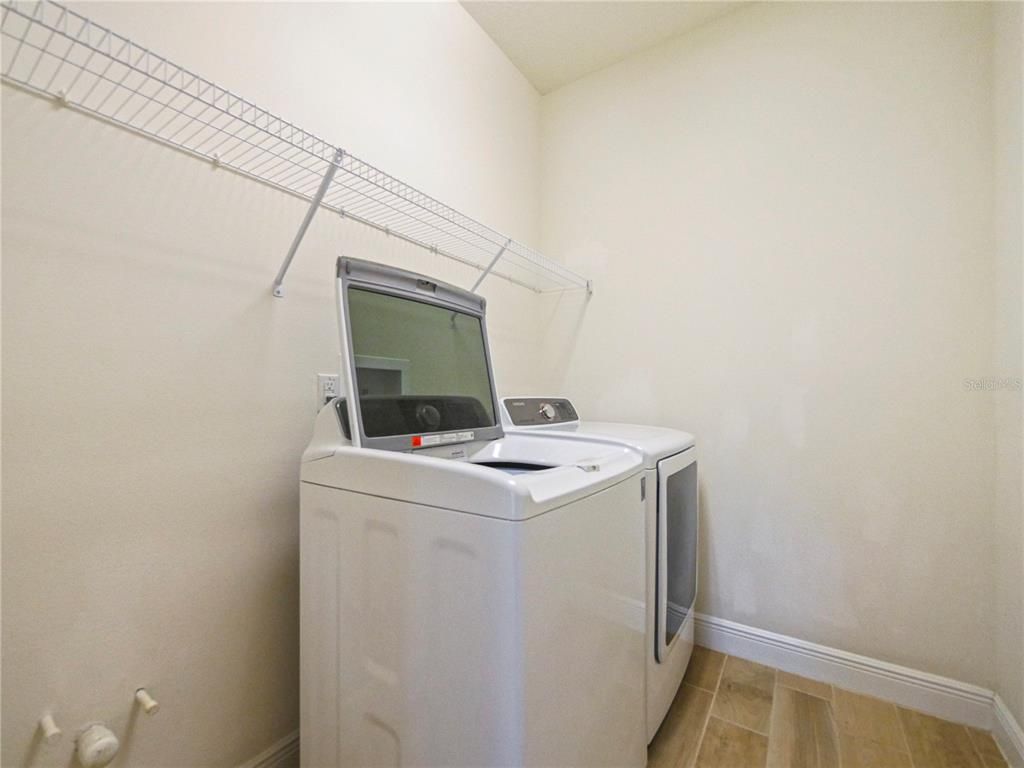 Interior, Washer, Wood Texture Flooring