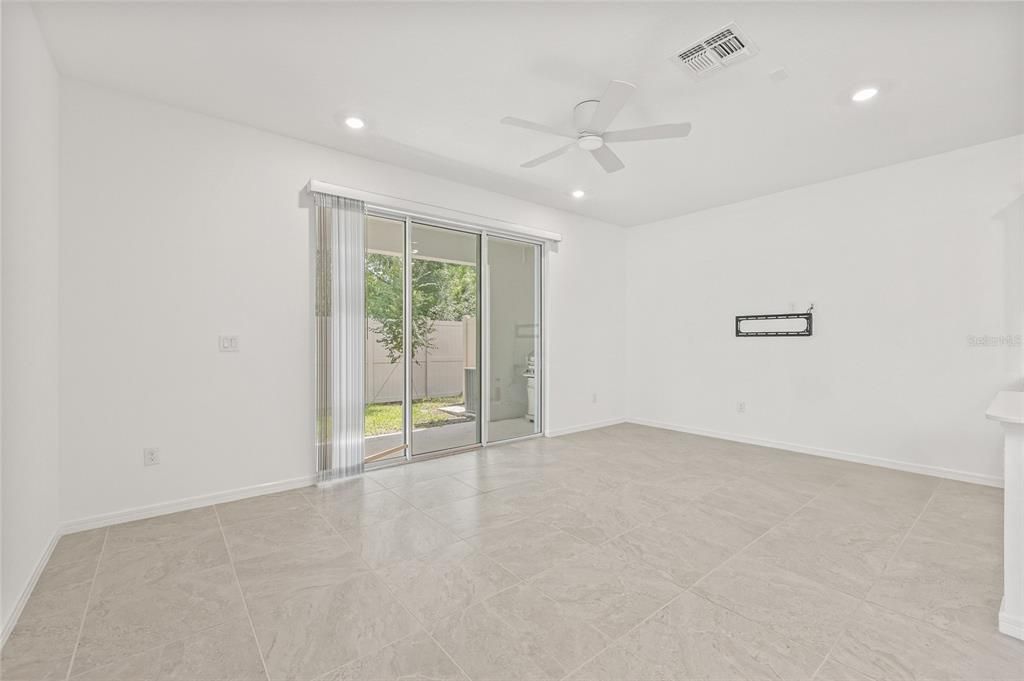 Empty room, Interior, Recessed Lighting