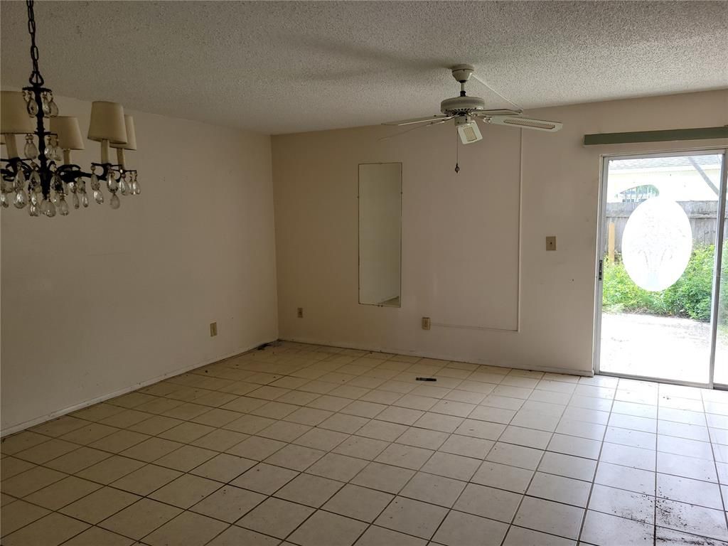 Empty room, Interior