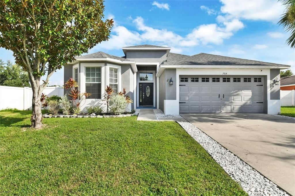 Attached, Exterior, Facade, Ranch