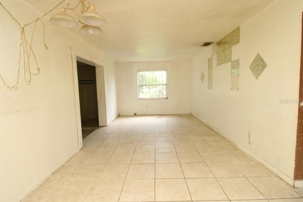 Empty room, Interior