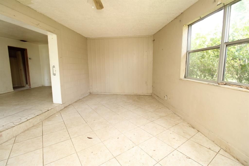 Empty room, Interior