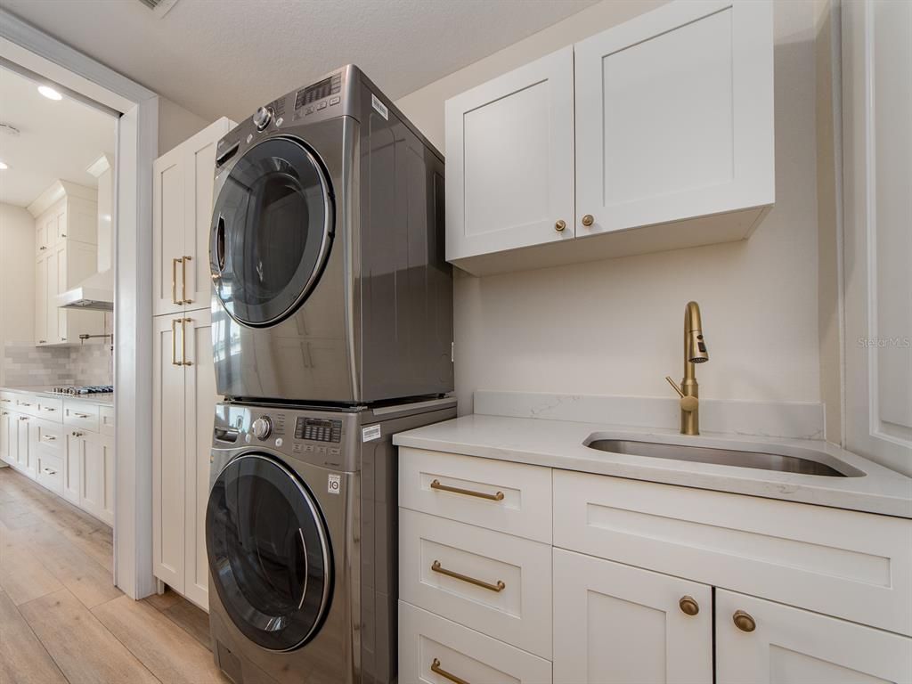 Interior, Recessed Lighting, Washer, Wood Texture Flooring