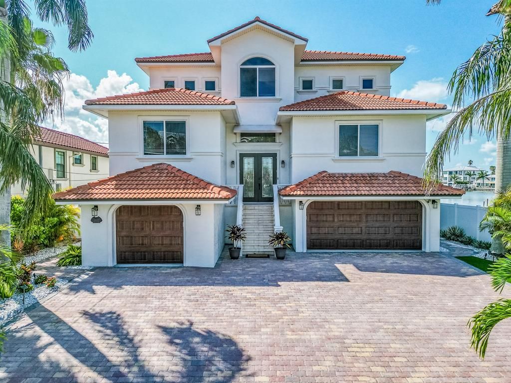 Attached, Exterior, Facade, Mediterranean