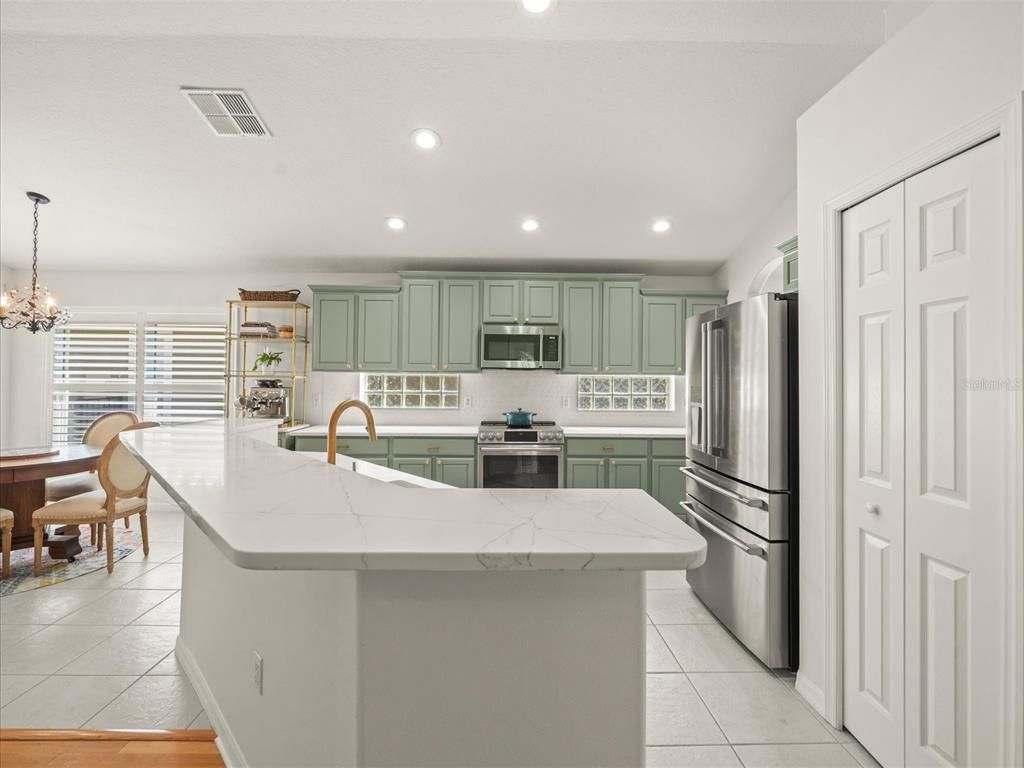 Chandelier, Dining room, Interior, Kitchen, Recessed Lighting, Stainless Steel Appliances