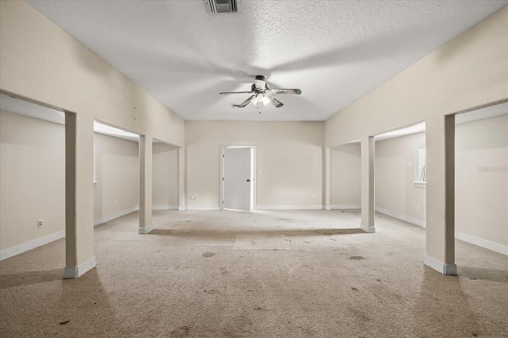 Empty room, Interior