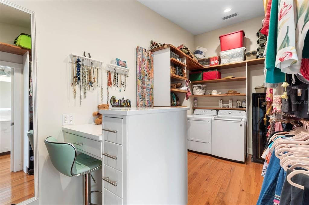 Interior, Recessed Lighting, Washer, Wood Texture Flooring