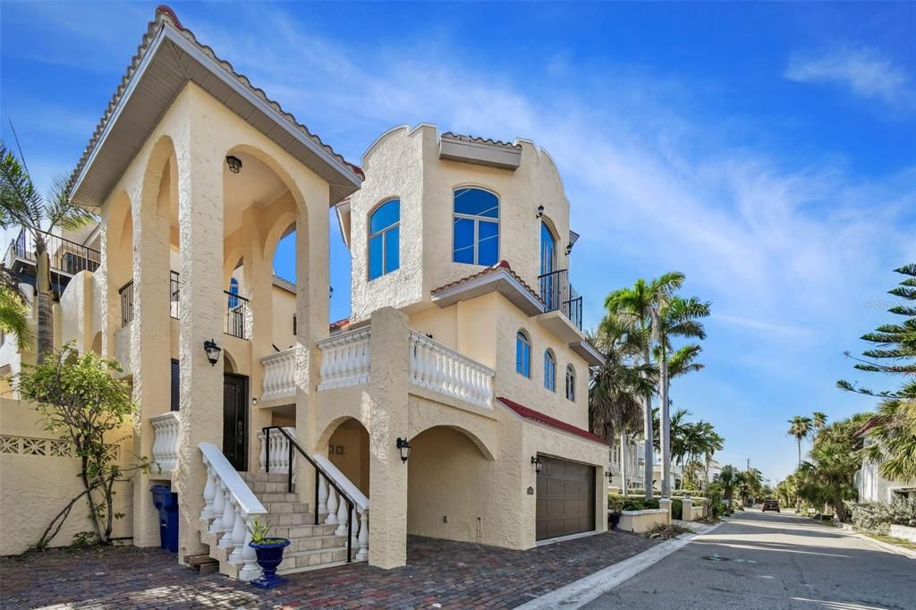 Attached, Exterior, Facade, Mediterranean