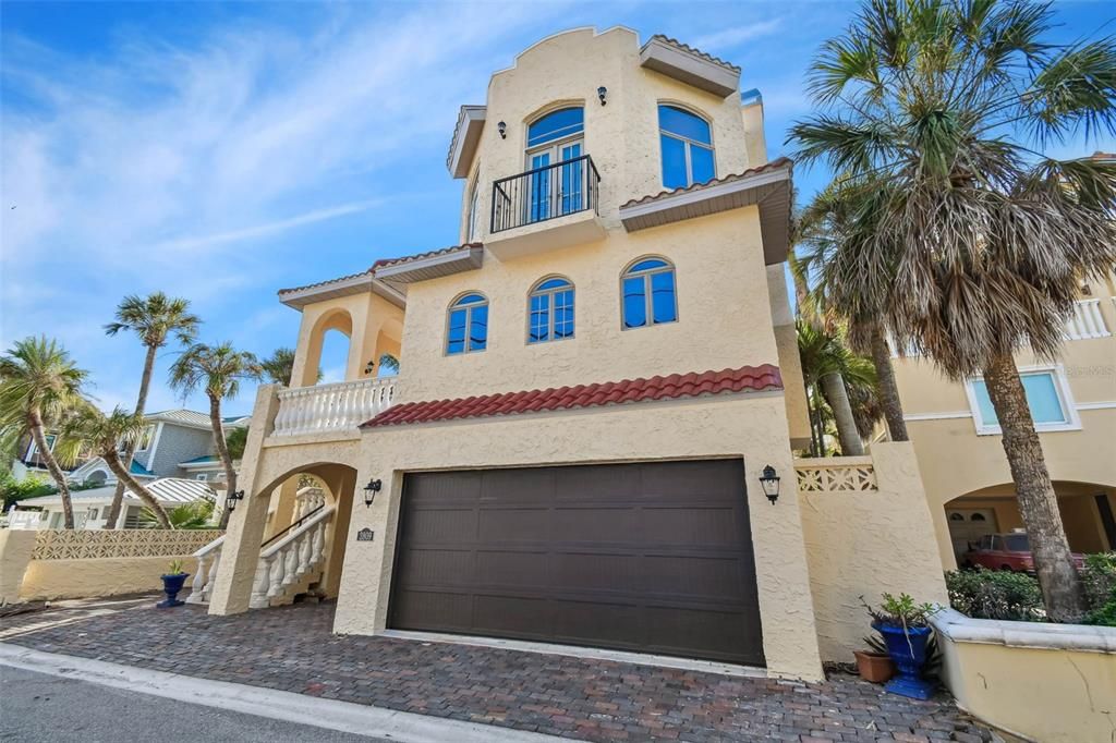 Attached, Exterior, Facade, Mediterranean