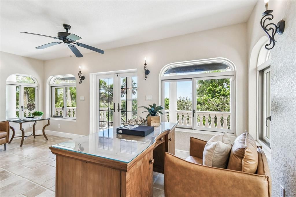 Home Office, Interior