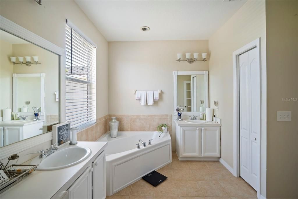 Bathroom, Dual Sink Vanities, Interior, Recessed Lighting