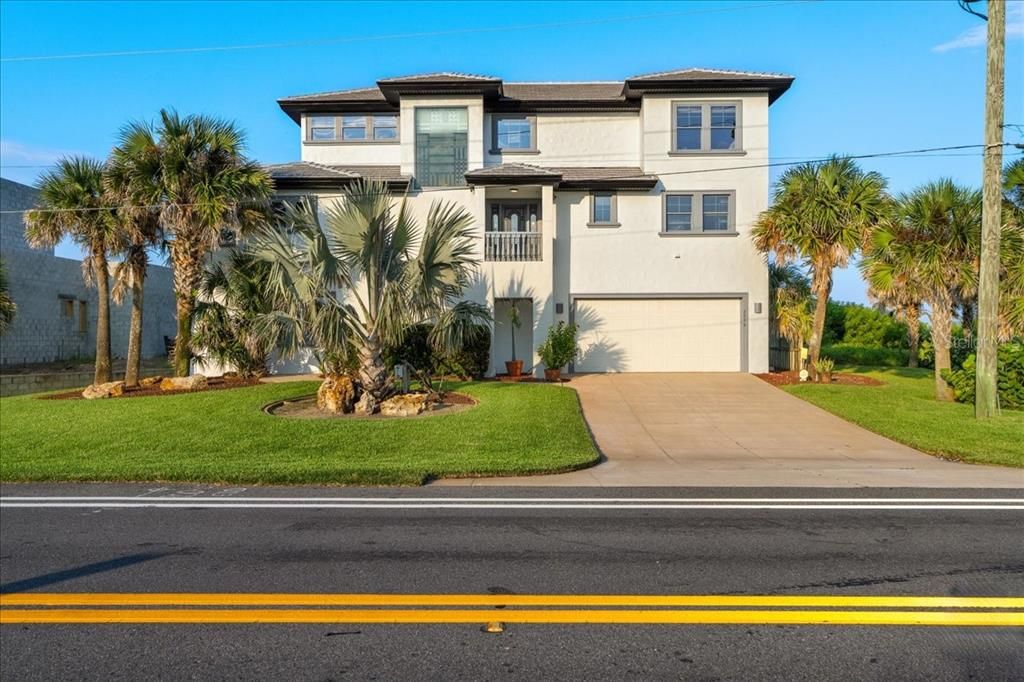 Attached, Exterior, Facade, Mediterranean
