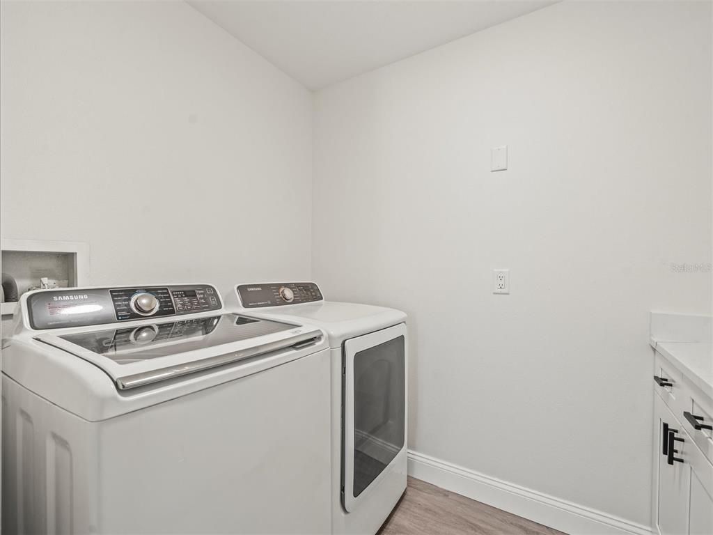 Interior, Washer, Wood Texture Flooring