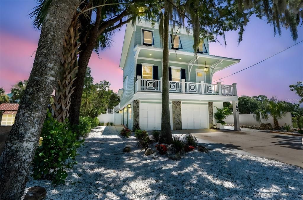 Attached, Exterior, Facade, American Foursquare