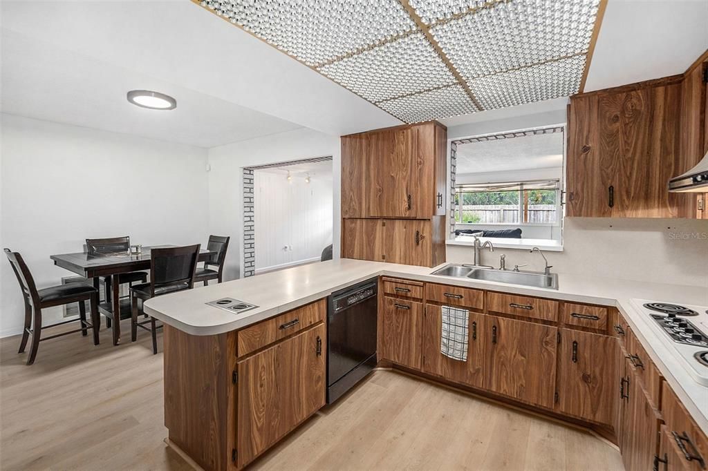 Dining room, Interior, Kitchen, Recessed Lighting, Wood Texture Flooring