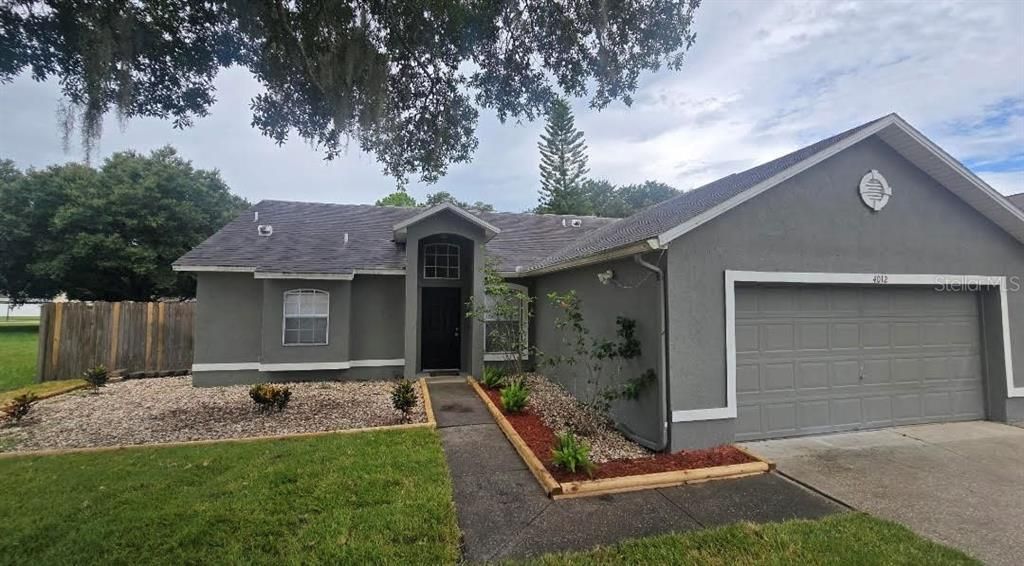 Attached, Exterior, Facade, Ranch