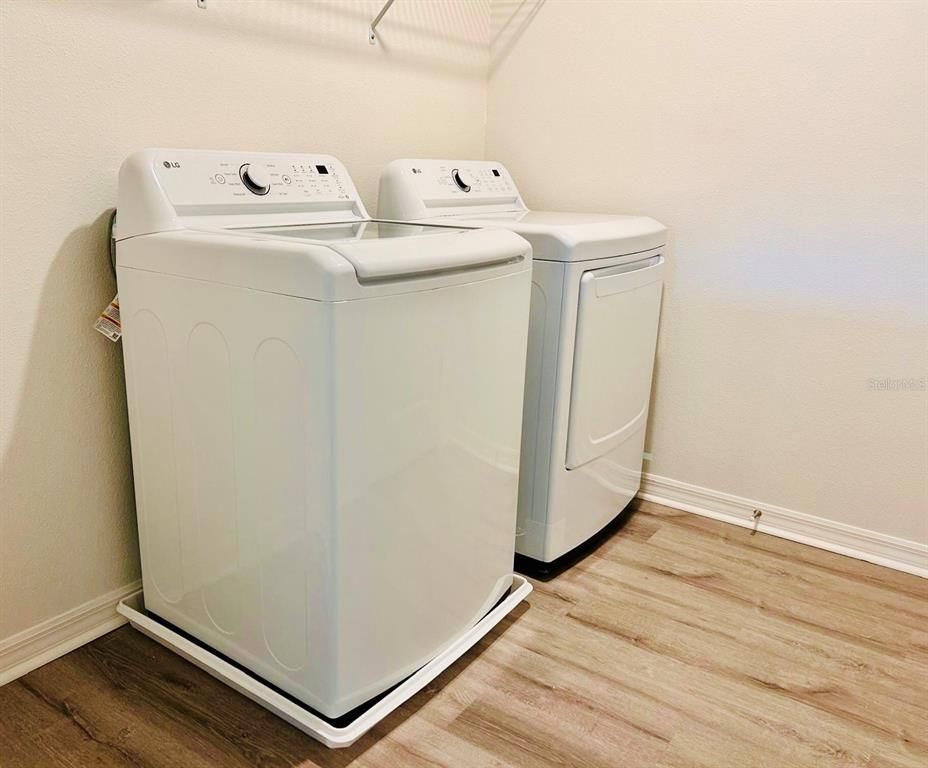 Interior, Washer, Wood Texture Flooring