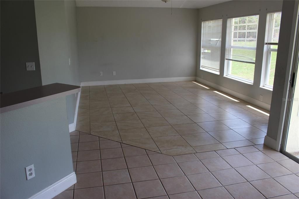 Empty room, Interior