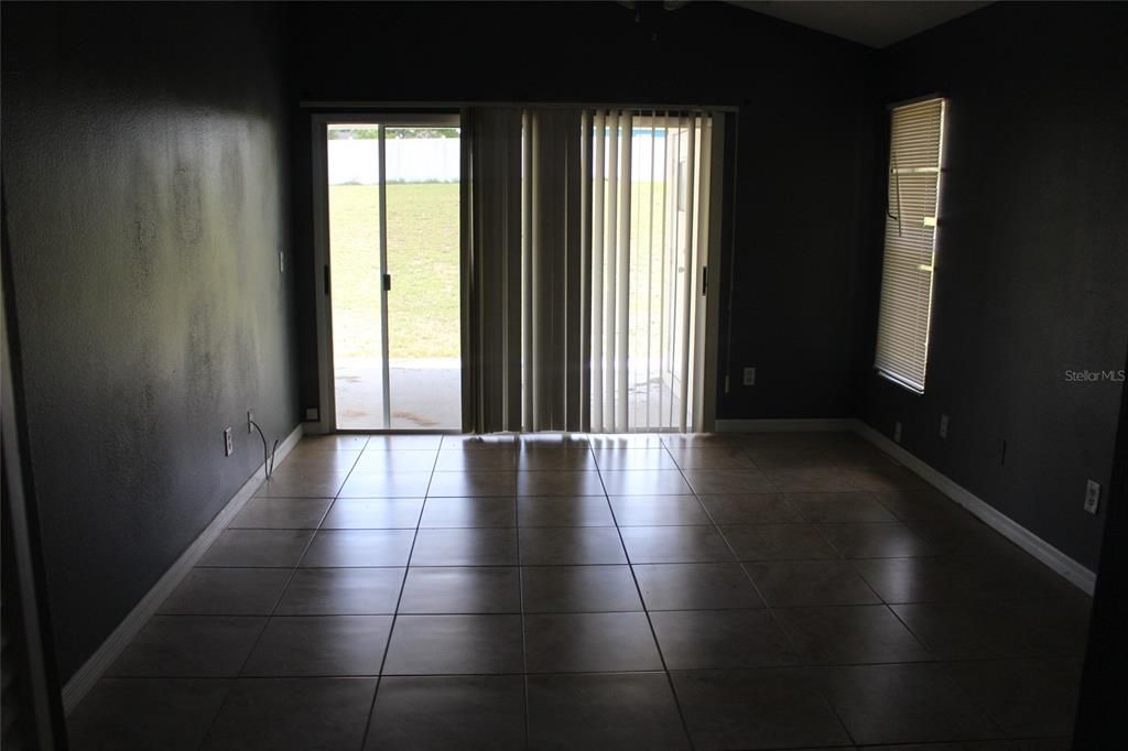 Empty room, Interior