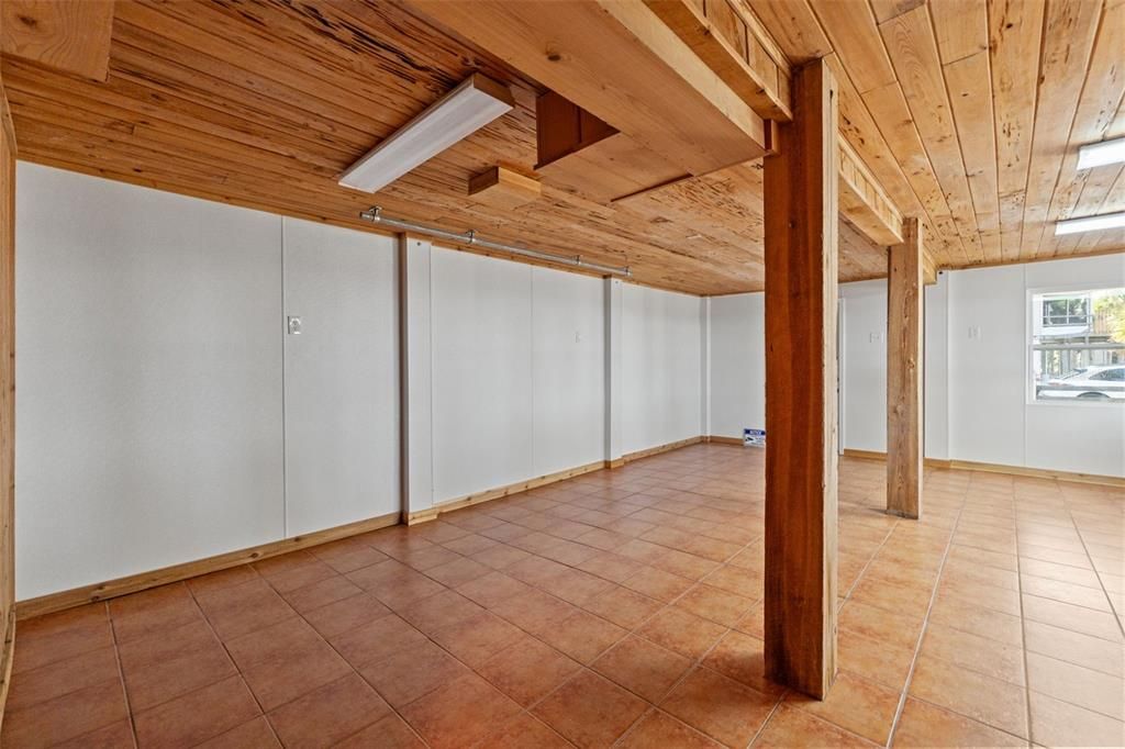 Empty room, Interior, Wooden Ceilings