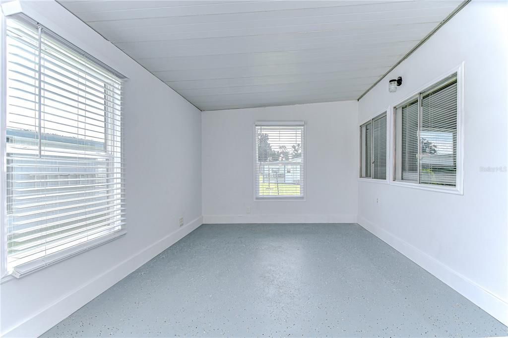 Empty room, Interior