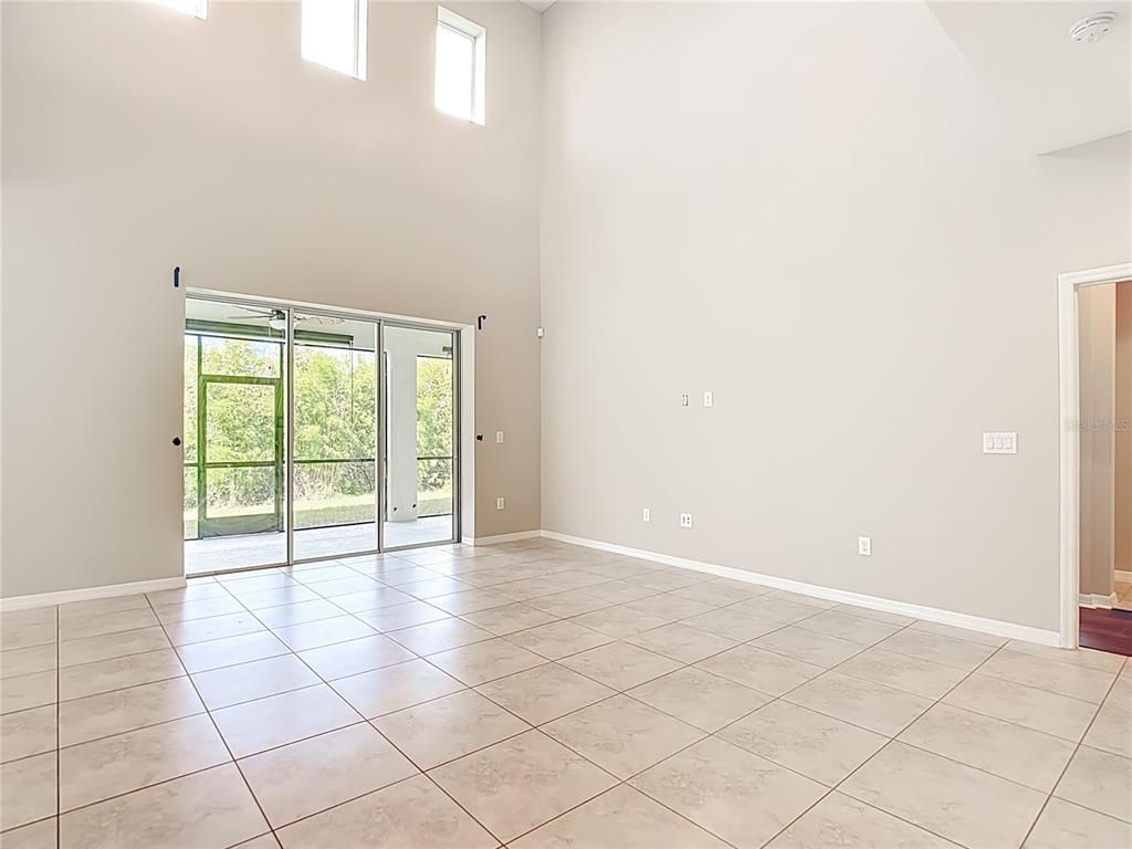 Empty room, Interior