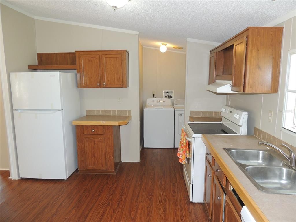 Interior, Kitchen, Washer, Wood Texture Flooring
