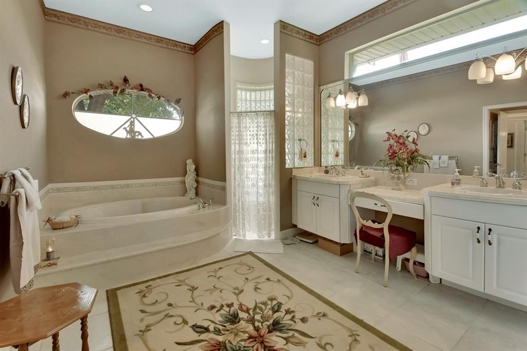 Bathroom, Dual Sink Vanities, Interior, Recessed Lighting