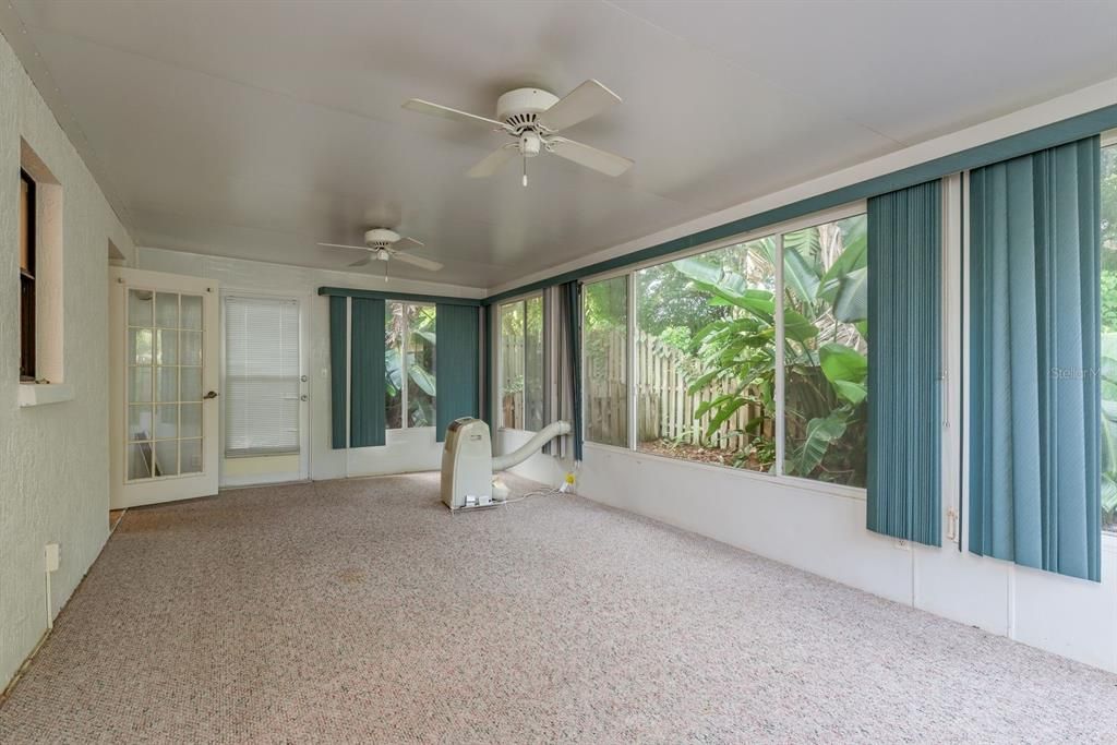 Empty room, Interior