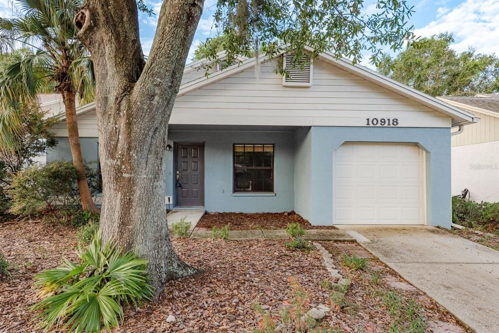 Attached, Exterior, Facade, None