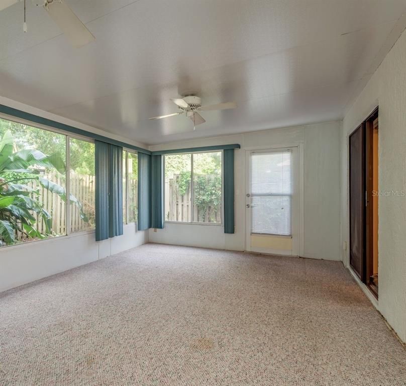 Empty room, Interior