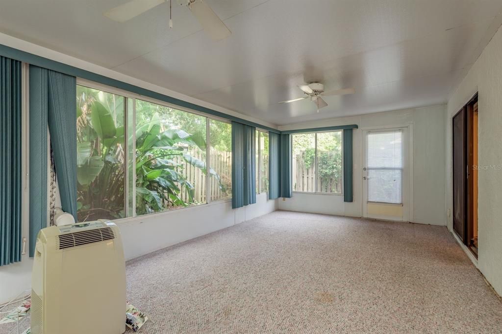 Empty room, Interior