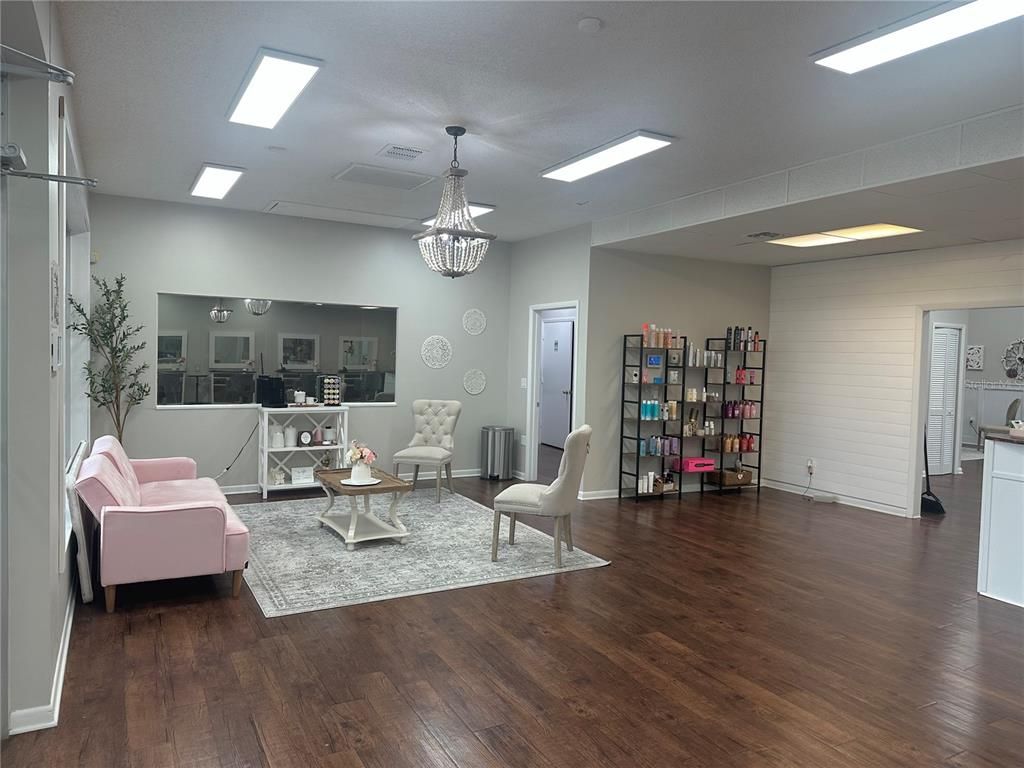 Interior, Living room, Pendant Lights, Recessed Lighting, Wood Texture Flooring