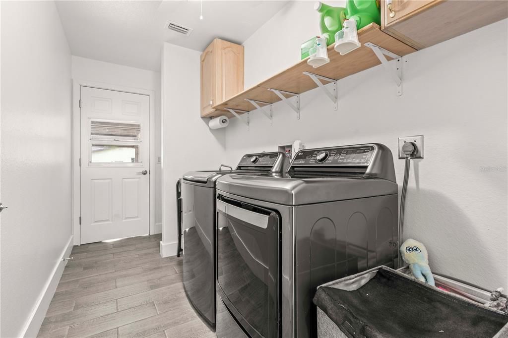 Interior, Washer, Wood Texture Flooring